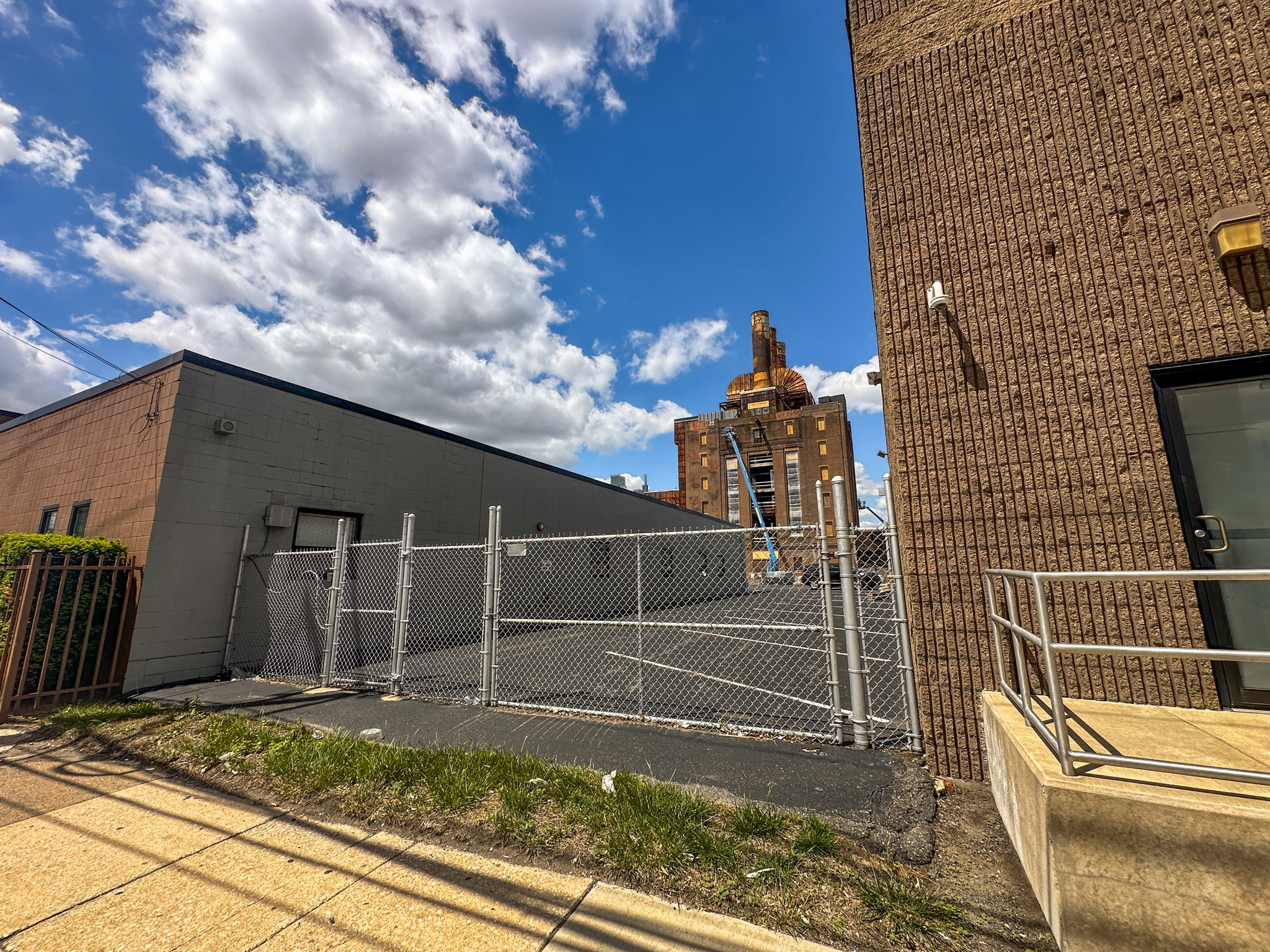 426-40 North 8th Street. Photo by Jamie Meller. April 2025