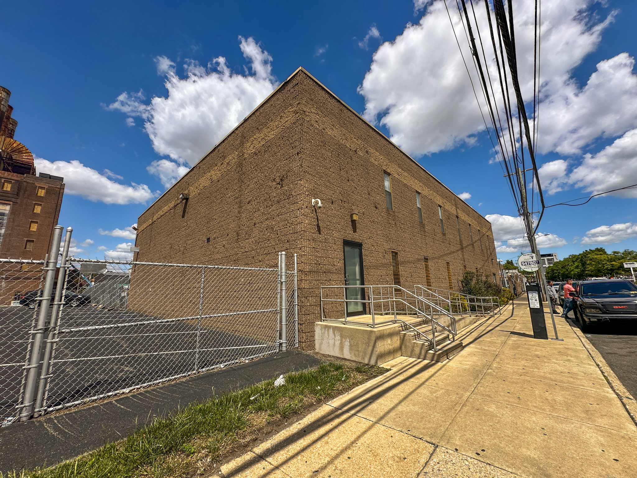 426-40 North 8th Street. Photo by Jamie Meller. April 2025
