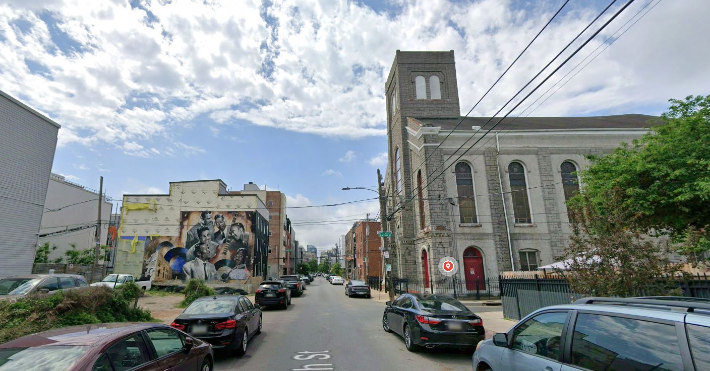 861 North 15th Street (left), with the Second Pilgrim Baptist Church on the right. Site conditions prior to redevelopment. Looking south. May 2025. Credit: Google Street View via Google Maps